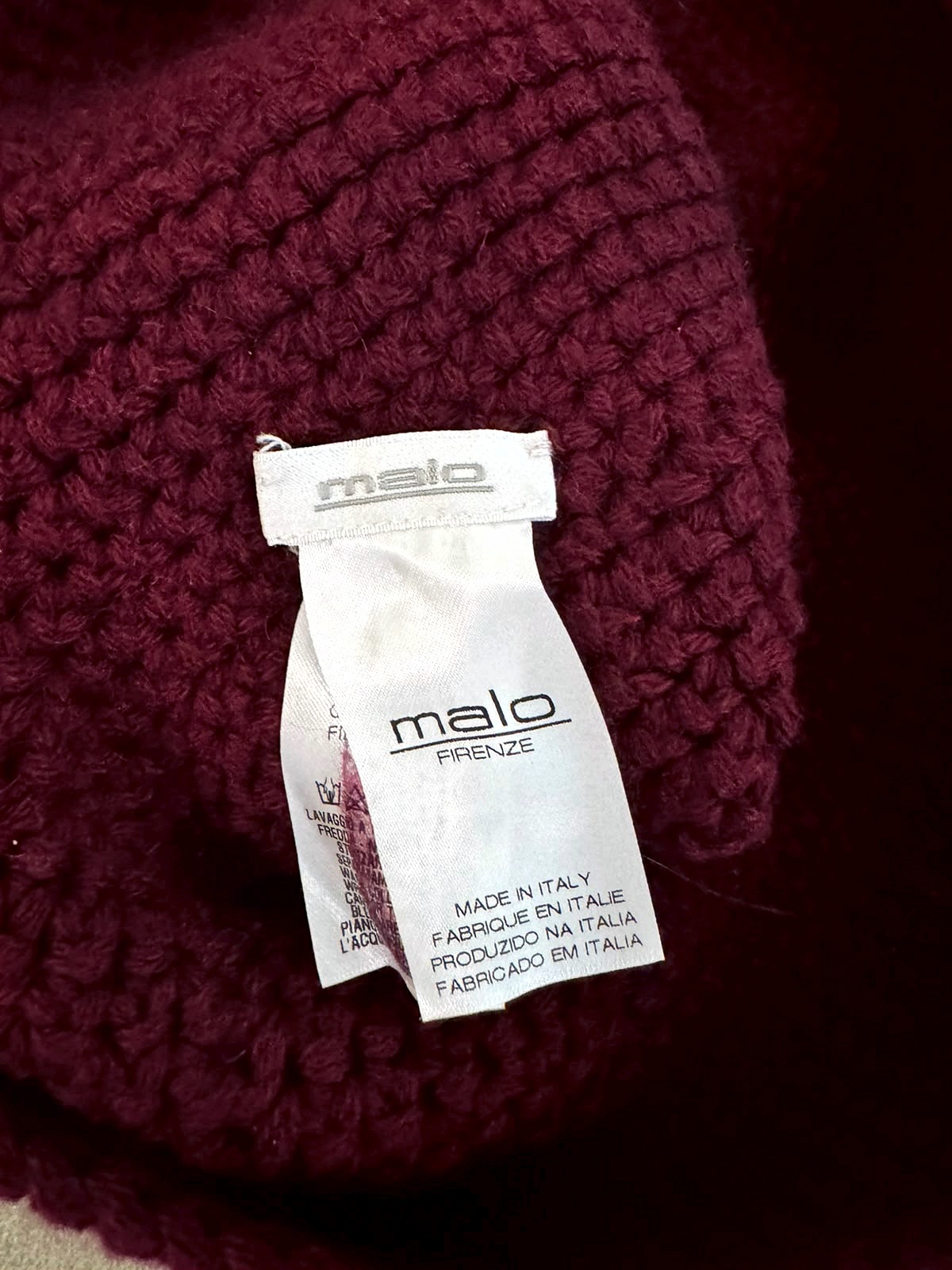 Malo Firenze’s 100% cashmere knitted hat in burgundy 6