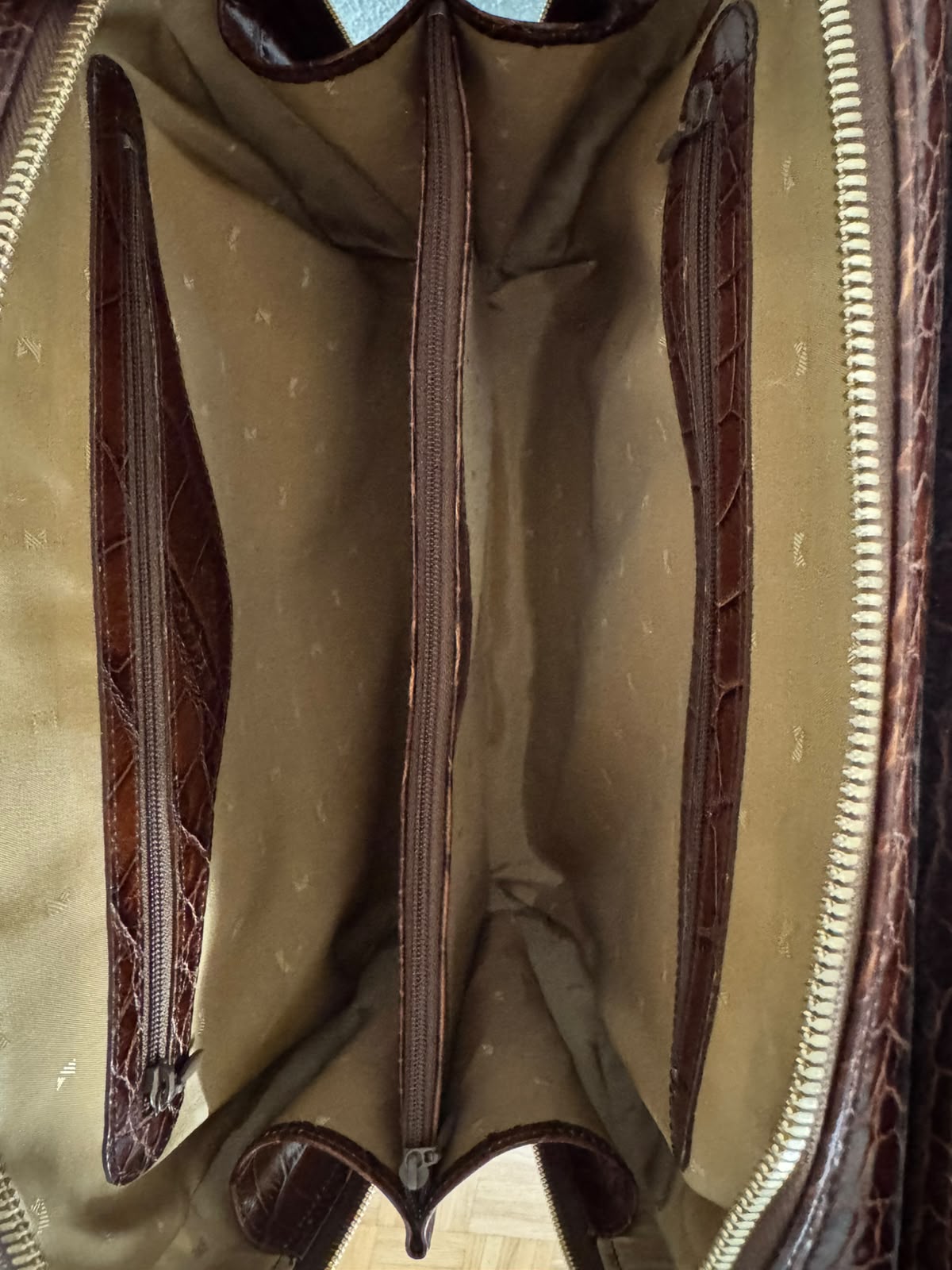 Kuhn Kuhn’s Fine Line Vintage Handbag in Crocodile-Effect Embossed Cowhide Leather 4