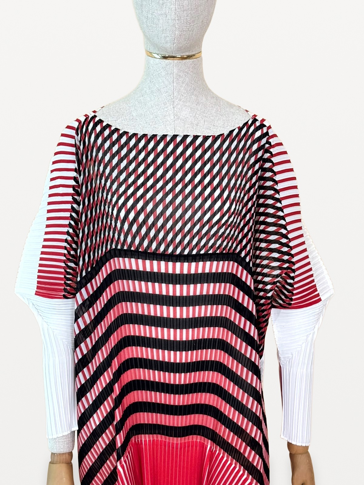 Vestido - Túnica Plisada Issey Miyake de la Línea Principal a Cuadros Geométricos en Rojo, Blanco y Negro 2
