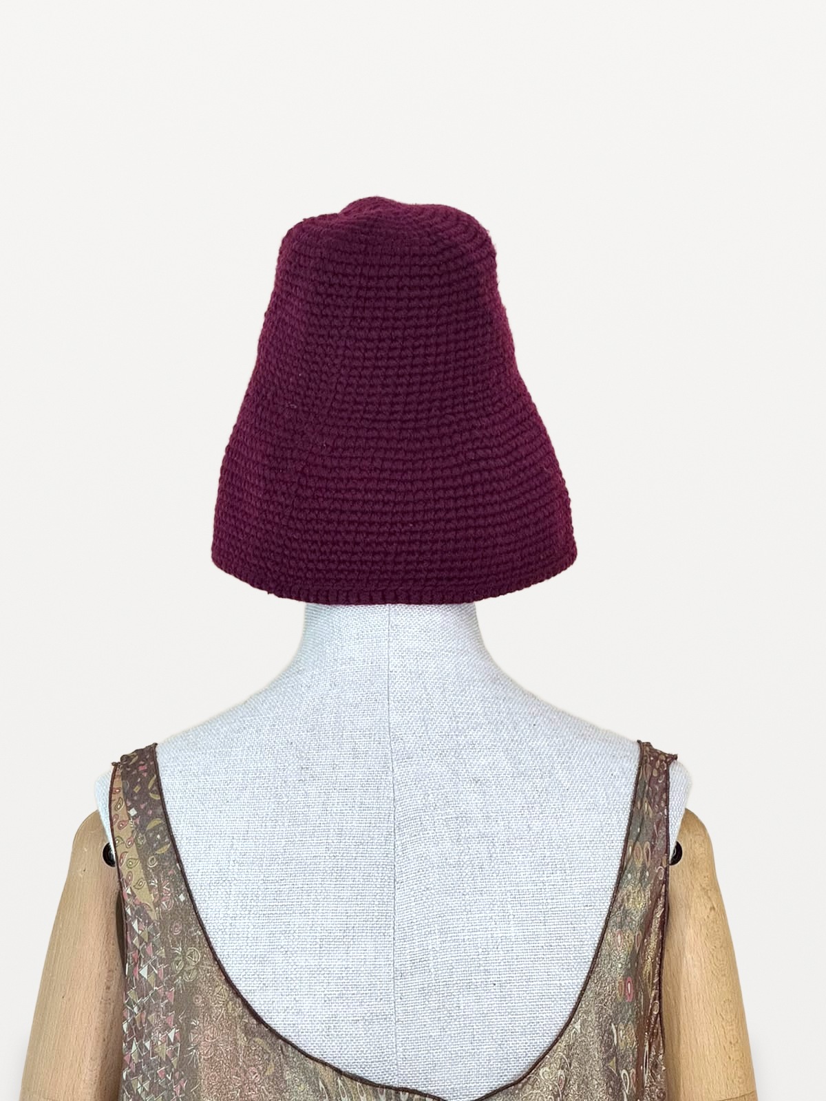 Malo Firenze’s 100% cashmere knitted hat in burgundy 4