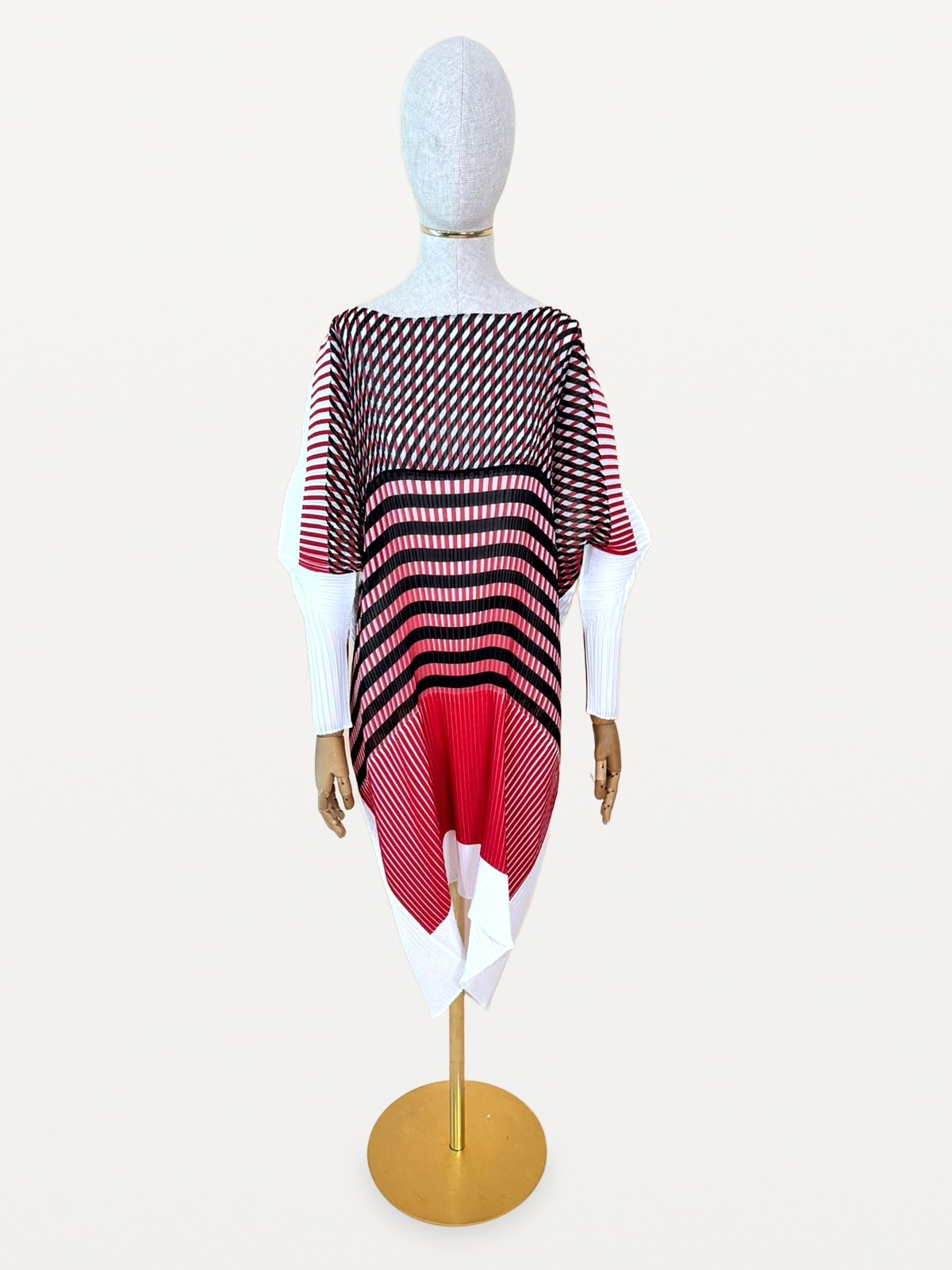 Issey Miyake Vestido - Túnica Plisada Issey Miyake de la Línea Principal a Cuadros Geométricos en Rojo, Blanco y Negro