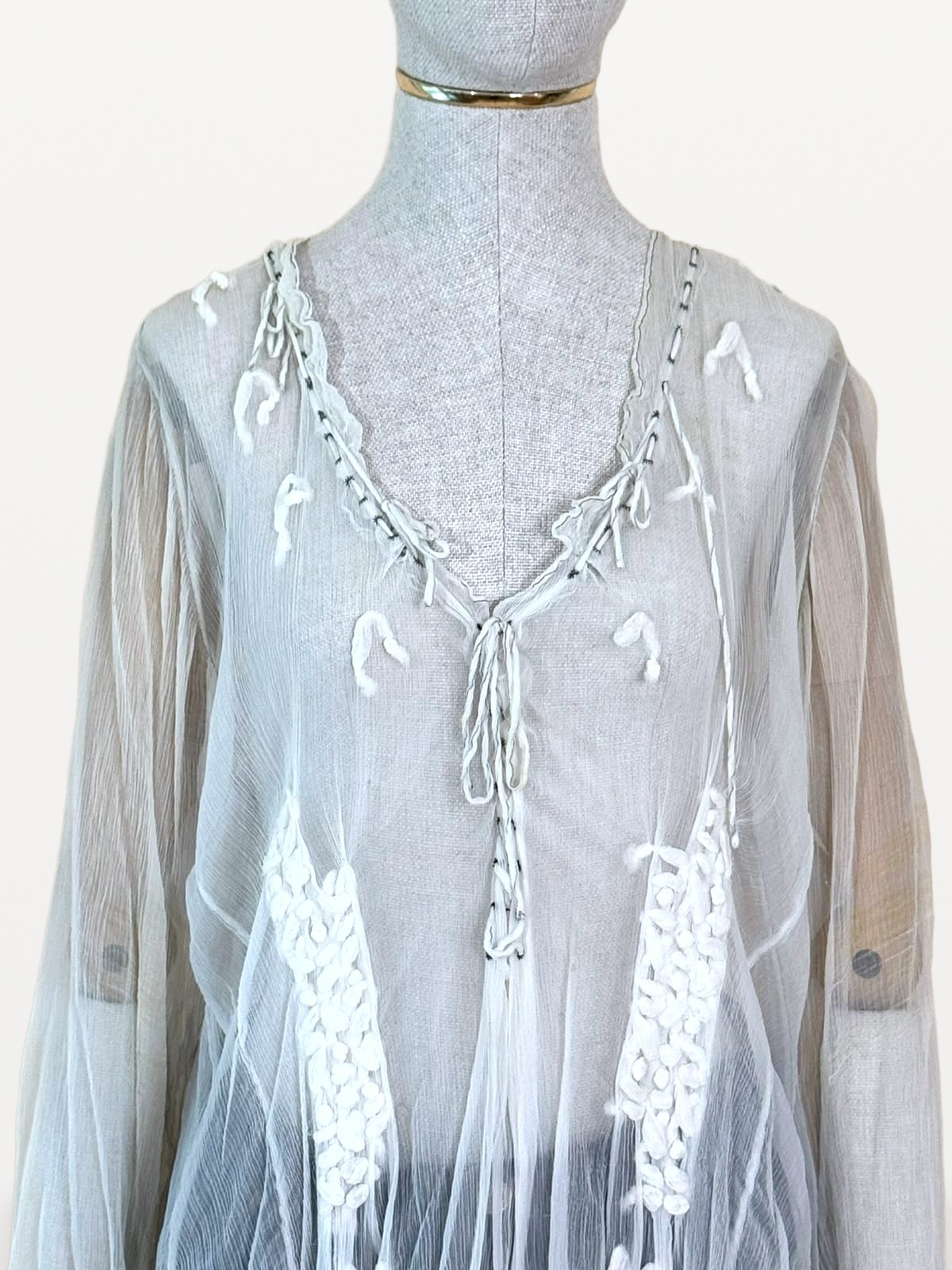Issey Miyake HaaT-style blouse in white silk gauze and cotton with handcrafted embroidery 6