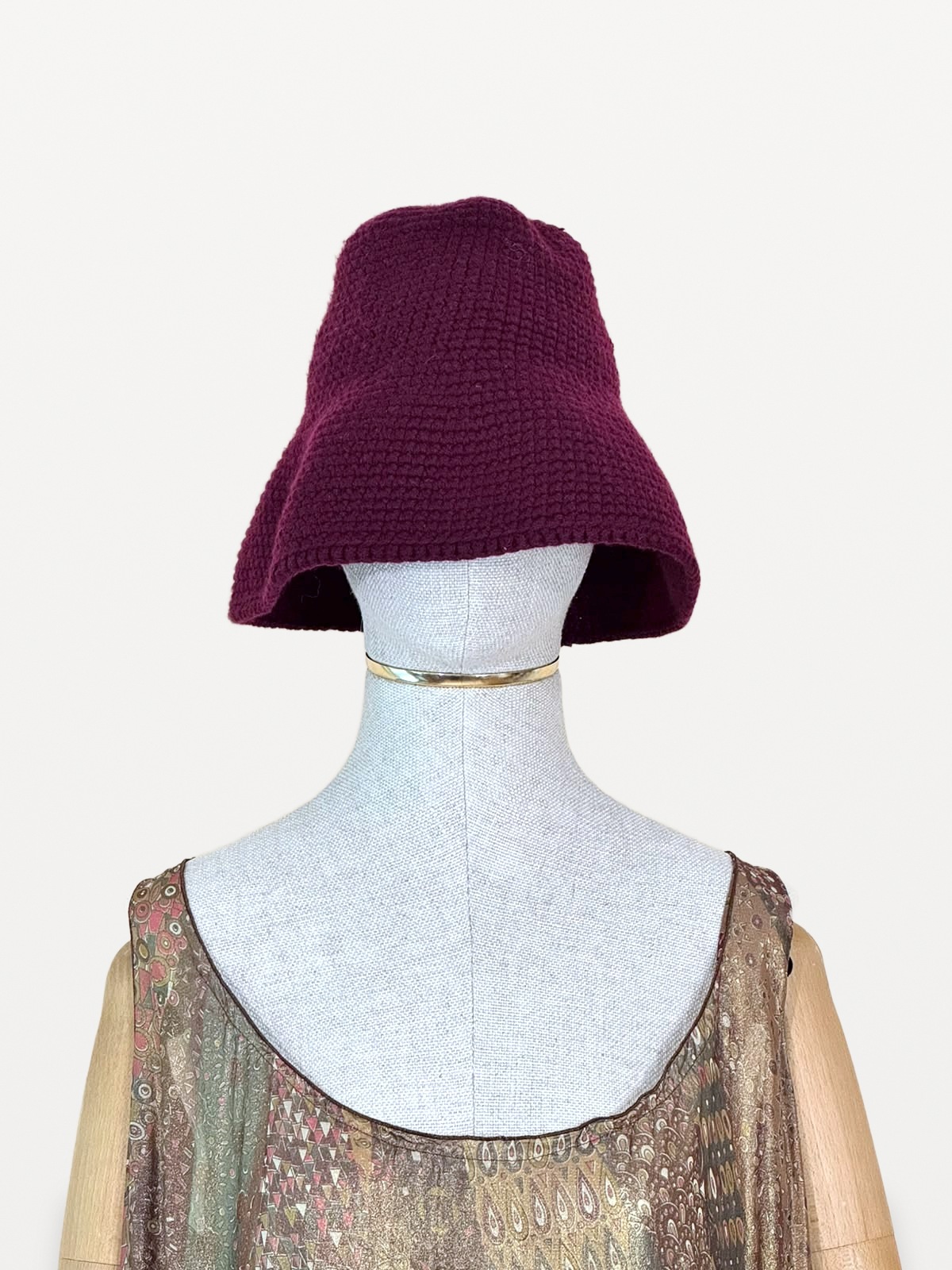 Malo Firenze’s 100% cashmere knitted hat in burgundy 2