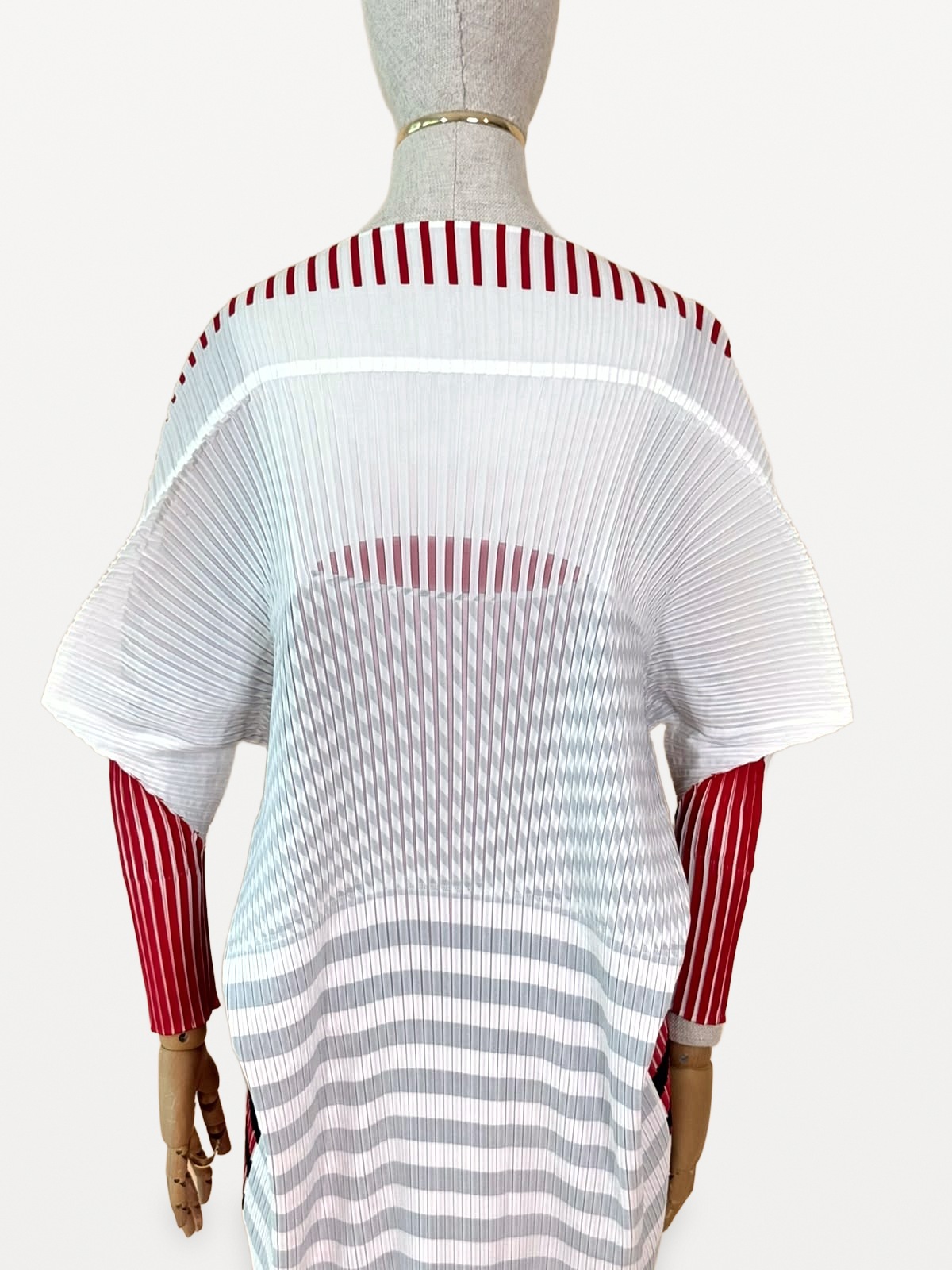 Vestido - Túnica Plisada Issey Miyake de la Línea Principal a Cuadros Geométricos en Rojo, Blanco y Negro 4
