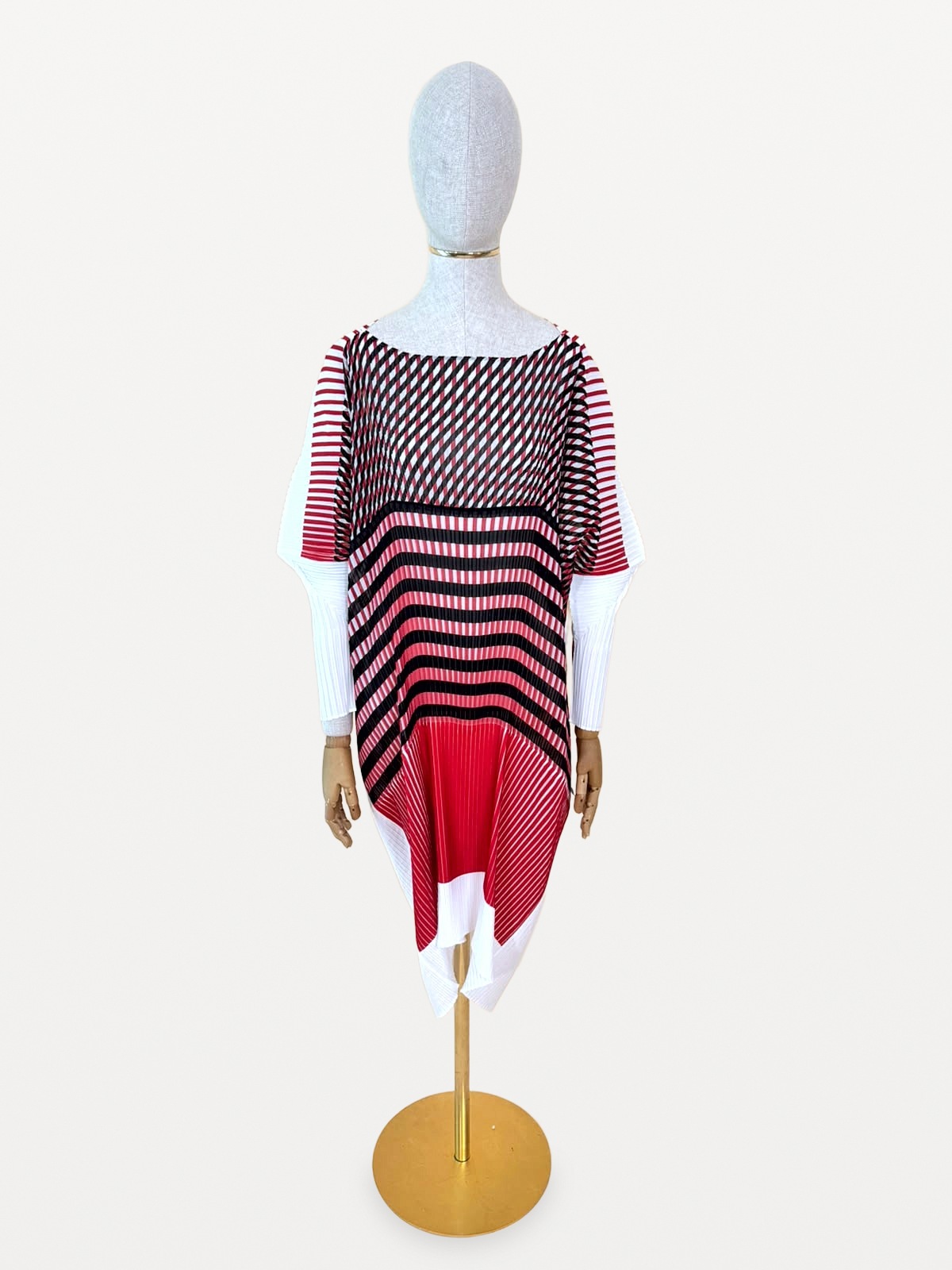 Vestido - Túnica Plisada Issey Miyake de la Línea Principal a Cuadros Geométricos en Rojo, Blanco y Negro 3