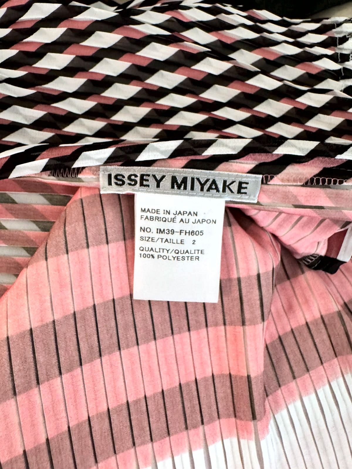 Vestido - Túnica Plisada Issey Miyake de la Línea Principal a Cuadros Geométricos en Rojo, Blanco y Negro 6